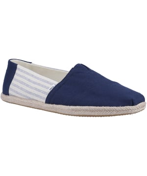 Unbeschwert und weltoffen. Unser Alpargata Rope bringt unbeschwerten Stil und ein umweltfreundliches Update zu unserem meistverkauften Slipper. Das Obermaterial besteht aus Textil, die Zwischensohle aus natürlicher Jute und die OrthoLite-Komfort-Einlegesohle besteht zu 26 % aus Öko-Material.