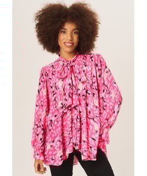 Gemaakt van zachte, lichtgewicht stof met een opvallende print, zal onze Animal Print Tie Neck Oversized Top je helpen om een modieuze stijl voor overdag te bereiken. In combinatie met een broek is deze blouse perfect voor je volgende bijeenkomst!