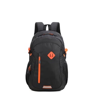 unisex rugzak met ritssluiting. Multifunctionele zakken, binnenzakken. twee voorkant met ritssluiting en twee open zijkanten externe zakken. ontbrekende schouderband. in stoffen handvat. binnenste compartimenten. RugzakUnisex extern materiaal gevoerd met polyester binnenkant. Afmetingen: 33x19x50 cm. Modeproduct