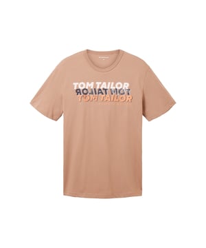 Dit T-shirt is het toppunt van casual stijl en comfort. Met zijn normale pasvorm en korte mouwen past het bij bijna elke look. De ronde halslijn met fijne ribboord zorgt voor een klassieke touch, terwijl de opvallende labelprint een modern accent toevoegt. Gemaakt van zacht, ademend materiaal is het comfortabel om te dragen - ideaal voor elke dag. Een veelzijdige basic die in geen enkele garderobe mag ontbreken!