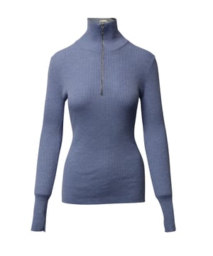 VINTAGE, RRP AS NEW
Sleek, this light blue jumper from GANNI is guaranteed to make a statement. It’s knitted from luxe merino wool with a chic ribbed texture and features a zippered high neck collar, accompanied by stylish splits at the sleeve cuffs – creating a versatile, modern piece that’s perfect for elevating your everyday looks.

Ganni High Neck Zip Jumper in Blue Merino Wool
Color: blue
Size: M
Material:   Wool/Hair | Merino Wool
Condition: excellent
Sign of wear: No
SKU: 217526