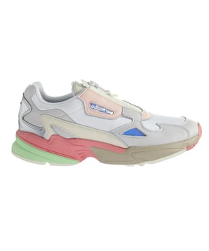 De Falcon Zip Women's White Trainers hebben een strakke en frisse witte kleur en bieden een tijdloze en veelzijdige look die moeiteloos een verscheidenheid aan outfits aanvult. Het strakke ontwerp weerspiegelt Adidas' toewijding aan een moderne en fashion-forward esthetiek, waardoor deze sportschoenen geschikt zijn voor verschillende activiteiten en casual wear.

Deze trainers zijn gemaakt met een ademend bovenwerk voor optimale ventilatie, zodat je voeten koel en comfortabel blijven tijdens de training of dagelijkse activiteiten. De ondersteunende overlays bieden stabiliteit en een stevige pasvorm, zodat je zelfverzekerd en wendbaar kunt bewegen.


De Falcon Zip Women's White Trainers hebben een dempende tussenzool die zorgt voor responsieve en lichtgewicht demping, waardoor vermoeidheid en impact worden verminderd voor een comfortabele stap. De duurzame rubberen buitenzool biedt betrouwbare tractie en zorgt voor grip en stabiliteit op verschillende ondergronden.


Deze sportschoenen combineren naadloos stijl en functie, voor een moeiteloze overgang van de sportschool naar alledaags gebruik. De ritssluiting voegt een unieke en handige touch toe, waardoor ze gemakkelijk aan en uit te trekken zijn.


Ervaar de perfecte balans tussen stijl en prestaties met de Adidas Falcon Zip Women's White Trainers. Of je nu gaat sporten, hardlopen of gewoon een actieve levensstijl hebt, deze sportschoenen bieden de ideale combinatie van mode, comfort en functionaliteit. Verbeter je schoenen met deze slanke en veelzijdige sportschoenen van Adidas.