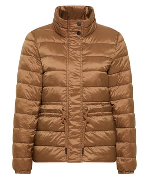 Leichtgewicht! Genießen Sie unbeschwerte Momente mit der Lightweight Übergangsjacke von DreiMaster Klassik. Das weiche, glänzende Material sorgt für ein angenehmes Tragegefühl und dank der Wattierung sind Sie auch an kälteren Tagen gut geschützt. Besonders hervorzuheben ist die kräftige Taillenkordel, die der ansonsten geraden Silhouette eine modische Note verleiht. Unter der Druckknopfleiste verläuft ein robuster Reißverschluss und die versteckten Nahttaschen sind mit einem Druckknopf verschließbar. Das hochwertige synthetische Füllmaterial hält warm, ganz ohne tierische Federn.  Übergangsjacke mit leichter Wattierung