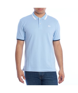 Polo de hombre manga corta de La Martina.

Un diseño moderno y elegante caracteriza este polo hombre de La Martina, confeccionado con algodón elástico para garantizar un ajuste cómodo y favorecedor. 

Detalles:

- Fabricado en algodón elástico de alta calidad, que ofrece suavidad y permite mayor libertad de movimiento.
- Cuello tipo polo con rayas en contraste y cierre de dos botones.
- Bordado del logotipo de La Martina en el pecho.
- Manga corta con puños decorados en contraste.
- Corte ajustado que sigue la silueta del cuerpo, ofreciendo un fit contemporáneo y cómodo.

Este polo manga corta de La Martina combina calidad, diseño moderno y un ajuste perfecto, convirtiéndose en una prenda imprescindible para cualquier ocasión casual. Perfecto para hombres que valoran la elegancia con un toque deportivo.
 Composición: 95% Algodón. 5% Elastano
 Cuidados:
- Lavar máximo a 30°C en ciclo delicado.
- No usar lejía ni blanqueadores.
- Planchar a baja temperatura, evitando los bordados para no dañarlos.
- No usar secadora.