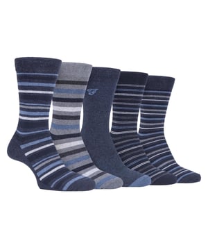 Pack de 5 calcetines Farah con dibujo clásico Un par de calcetines elegantes es esencial para completar cualquier conjunto formal. Estos calcetines de vestir Farah pueden hacer el truco con sus patrones clásicos y ajuste cómodo. Estos calcetines clásicos son ideales para cualquier situación con su mezcla de diseños y colores, siendo fáciles de combinar con cualquier atuendo que lleves. Estos calcetines están fabricados con un 47% de algodón, lo que los hace muy suaves y cómodos de llevar. El algodón también ayuda a regular la temperatura, asegurando que los pies estén frescos en verano y calientes en invierno. Estos calcetines también tienen una parte superior Gentle Grip que se amolda cuidadosamente al contorno natural de la pierna. Esta suave parte superior mantiene los calcetines en su sitio sin la constricción habitual de los puños normales, lo que los hace más cómodos durante largos periodos de uso. Estos calcetines están disponibles en las tallas 6-11 del Reino Unido y se venden en paquetes de 5 pares. Hay muchos modelos y colores disponibles. Detalles adicionales del producto - 5 pares - 6-11 UK - Marca Farah - Gentle Grip parte superior suave - Muchos estilos / colores - Algodón suave - Transpirable - 47% Algodón 45% Poliéster 7% Nylon 1% Elastano