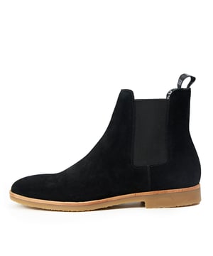 Der Alessio Chelsea Boot in der Farbe  prÃsentiert sich nicht nur in einem edlen Design, sondern Ãberzeugt auch mit FunktionalitÃt und hÃchstem Komfort. Die spezielle Memoryfoam-Einlage passt sich optimal an die Form Deines FuÃŸes an und sorgt so fÃr ein unvergleichliches TragegefÃhl. Die robuste Kreppsohle gewÃhrleistet einen sicheren Halt auf allen OberflÃchen, wÃhrend die praktische Zugschlaufe das An- und Ausziehen des Schuhs erleichtert. Veredelt wird das Design durch den einzigartigen Bandana-Print und das hochwertige Verlourleder. Entdecke jetzt den Alessio Chelsea Boot in Schwarz und erlebe Eleganz, Komfort und FunktionalitÃt in einem Schuh. Unsere Herrenschuhe sind mehr als nur ein Mode-Statement â“ sie sind ein Ausdruck Deines individuellen Stils.