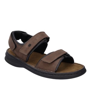 Der Rafe von JOSEF SEIBEL, in markantem brasil/schwarz, ist eine Sandale, die Tradition und modernes Wohlbefinden vereint. Gefertigt aus hochwertigem Nubukleder, bietet dieses Modell für Herren nicht nur eine perfekte Passform, sondern auch ein angenehmes Tragegefühl, dank der weichen Polyurethan-Sohle mit exzellenten Dämpfeigenschaften. Besonders hervorzuheben ist die traditionelle Handnaht, ein Zeichen echter Handwerkskunst, die in der heutigen Zeit immer rarer wird. Diese Sandale ist der ideale Begleiter für die Freizeit im Sommer, leicht und mit einem Klettverschluss ausgestattet, der schnelles An- und Ausziehen ermöglicht. Die Verwendung von Rindsleder für Obermaterial und Rindsvelour für das Fußbett unterstreicht die Qualität und Langlebigkeit des Schuhs. JOSEF SEIBEL setzt auf nachhaltige Produktion, fernab von Fast Fashion, was den Rafe zu einem zeitlosen Stück deutscher Schuhmacherkunst macht.