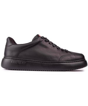 Runner K21 es la última incorporación a la colección Runner de Camper con un enfoque de inspiración retro y mayor volumen. Esta zapatilla de cuero negro para hombre tiene una plantilla extraíble OrthoLite® Recycled™ y suelas XL EXTRALIGHT® Organix™ (30 % de caña de azúcar de origen biológico).