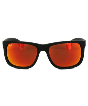 Las gafas de sol Ray-Ban Justin 4165 622 / 6Q Rubber Black Red Mirror están inspiradas en las Wayfarer 2140 originales y son uno de los diseños más cool de toda la colección Ray-Ban. Justin es un estilo atrevido con lentes grandes y cuadradas que se adaptan a la mayoría de formas de cara y comparten las mismas patillas aladas que las clásicas 2140. La montura de plástico propionato es superligera para mayor comodidad y también están disponibles en colores vivos y frescos como las opciones tradicionales. Las Ray-Ban Justin forman parte de la colección Highstreet, lo que las convierte en una opción asequible.