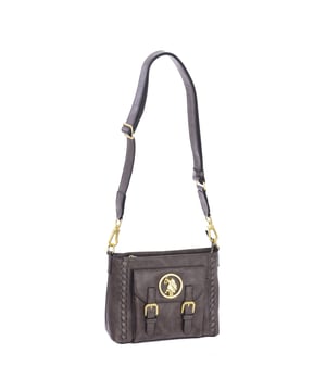 Bolso crossbody U.S. POLO ASSN.
Sintético.
Cierre con cremallera.
Bolsillo en el frontal con cierre de imán.
Interior frontal: Dos bolsillos abiertos.
Interior trasero: Un bolsillo con cremallera.
Correa extraíble ajustable.
Forro interior con estampado de la marca.
Logo de la marca en el frontal.
Costuras vistas a tono.
 Medidas: 23x18x8cm
 Composición: 100% Poliuretano
 Cuidados:
Limpiar con un paño húmedo.
