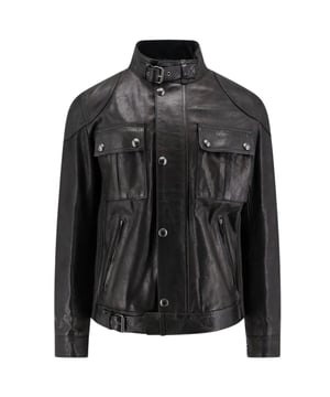 Ervaar de ultieme veelzijdigheid en stijl met de Belstaff Zwarte Jas. Deze jas biedt zowel warmte als een modieuze uitstraling, waardoor je moeiteloos kunt schakelen van een casual daglook naar een chique avondoutfit. Blijf comfortabel en zie er geweldig uit met deze must-have jas! Leren Jas, Materiaal: 100% Koeienleer, Voering: 100% Katoen, Belstaff Gangster Hand Waxed Jas in Zwart. Slim Fit. Waterafstotend. Een handgewaxte leren jas met een volledige ritssluiting aan de voorkant die verborgen is onder een drukknopflap, Het kenmerkende Belstaff-logo is aan de linkermouw in zwart en geborsteld goud geplaatst, Gesp Sluiting Bij De Hals, Zwarte Jas, Leren Jas, Verstelbare Taille.