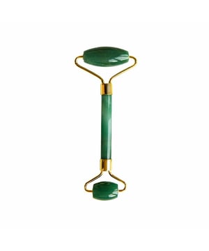 - Mejora la elasticidad de la piel y previene las arrugas
- El jade calmante es beneficioso para las pieles irritadas
- Proporciona un efecto desinflamante cuando se refrigera

El Rodillo Facial Energético Calmante de Jade Dr Botanicals es una herramienta para el cuidado de la piel que mejora su elasticidad, favorece el drenaje linfático y previene las arrugas. Elaborado con jade calmante, es especialmente beneficioso para las afecciones cutáneas irritadas. Utilice este masaje estimulante durante 15-20 minutos con crema hidratante, sérum o aceite para conseguir una forma de U desde la barbilla hasta las orejas, pasando también por las cejas y la zona de la frente. La refrigeración del rodillo proporciona un efecto desinflamante, ofreciendo una refrescante adición a su rutina de cuidado de la piel.