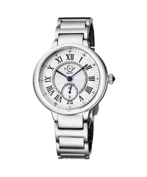 La Colección Rome de GV2 captura la famosa belleza de la ciudad homónima a través de una serie de relojes clásicos y sofisticados. La excelencia del cuarzo fabricado en Suiza y un diseño italiano auténtico e ingenioso se combinan para crear una ilustre colección de relojes distintivos. El elegante bisel rodea una esfera blanca brillante, con 12 diamantes incrustados y puntuados con icónicos números romanos. Una majestuosa piedra cabujón azul acentúa el interior de la corona estriada de tipo push-pull. Complemente sus muñecas con un delicado y estilizado brazalete de oro y acero inoxidable con hebilla desplegable. La Colección Rome de GV2 equilibra elegantemente La Colección Rome de GV2 captura la reconocida belleza de la ciudad homónima a través de una serie de relojes clásicos y sofisticados. La excelencia del cuarzo fabricado en Suiza y un diseño italiano auténtico e ingenioso se combinan para crear una ilustre colección de relojes distintivos. El elegante bisel rodea una esfera blanca brillante, con 12 diamantes incrustados y puntuados con icónicos números romanos. Una majestuosa piedra cabujón azul acentúa el interior de la corona estriada de tipo push-pull. Complemente sus muñecas con un delicado y estilizado brazalete de oro y acero inoxidable con hebilla desplegable. La colección Rome de GV2 equilibra elegantemente la herencia con un diseño elegante y moderno. Herencia con un diseño elegante y moderno. GV2 12200 Reloj de cuarzo suizo con diamantes de Roma para mujer Reloj suizo GV2 de la colección Rome Caja redonda de plata de 36 mm/Push Pull Corona estriada con piedra de cabujón azul Hermosa esfera blanca brillante con 12 diamantes en la esfera Correa de cuero negro italiano genuino con hebilla de espiga Anti- Cristal de zafiro reflectante Resistente al agua hasta 30 metros/3 ATM Movimiento de cuarzo suizo Ronda 1069