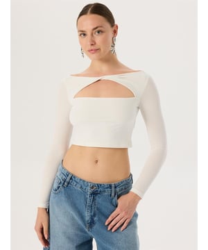 Diese Top kann sowohl elegant als auch lässig gestylt werden und eignet sich perfekt für den Tag und die Nacht. Es verfügt über ausgeschnittene Details, lange Ärmel und einen verkürzten Schnitt. Material: Hergestellt aus Stoff mit 95% Polyester und 5% Elasthan. Maße des Models: Sie trägt Größe S, ist 179 cm groß und hat Maße von 88/