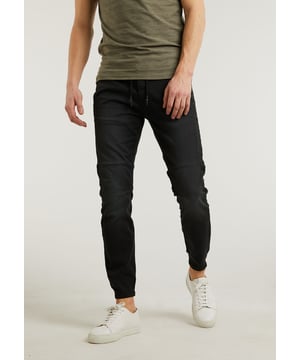 Passform & Material Die Resa Thor ist ein schmal geschnittenes Denim-Chinomodell, das heißt, sie sitzt eng an Oberschenkel und Wade. Dank der Baumwollmischung fühlt sich diese Denim-Chinohose weich an und ist in der Taille, an den Knöcheln und im Stoff selbst sehr dehnbar. Die Denim-Chinohose sollte über die Knöchel und auf den Schuh fallen.  Details Diese 4-Pocket-Chino hat eine helle Waschung und unverwechselbare CHASIN'-Details auf dem rechten Oberschenkel und den Gesäßtaschen. An den Seiten der Oberschenkel verläuft ein Band, das im Kniebereich in zusätzliche Nähte übergeht. An den Knöcheln befindet sich ein elastisches Band, ein Kordelzug in der Taille und ein Reißverschluss am Hosenschlitz.  Eigenschaften Schmale Passform Weicher Griff Viel Stretch 5-Pocket CHASIN' Details Elastisches Band um die Knöchel Reißverschluss Das Model trägt Größe W32L32 und ist 1,88 m groß. Sein Taillenumfang beträgt 80 cm.