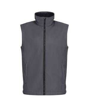 Materiaal: Polyester. Warmgesteunde polyester soft shell buitenkant. Douchebestendig. Contrasterende rits over de volle lengte met kinbeschermer en binnenritsbeschermer. Twee zakken met rits aan de voorkant. Open zoom. Uitgesneden etiket. S - 37-38in, M - 39-40in, L - 41-42in, XL - 43-44in, XXL - 46-48in, 3XL - 49-51in.