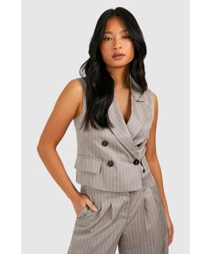 This petite blazer can be worn with a variety of different looks. Whether you pair it with jeans, a skirt or even shorts, the blazer will bring a sophisticated look to your outfit. Made specially with petite ladies in mind, this blazer has been tailored to give a perfect fit with just the right amount of length in the arms and the torso. This blazer isn't just for dressing up and looks great paired with leggings and a sweatshirt for off-duty days.Style: BlazerDesign: StripesFabric: PolyesterModel's height: 163cm / 5'4"