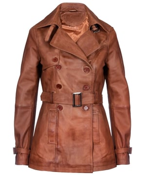 Adéntrate en la elegancia atemporal con nuestra gabardina clásica. Esta obra maestra de doble botonadura muestra las características icónicas que definen el estilo de la gabardina. Su cierre tradicional de tres botones conduce a un cuello con muescas que se puede asegurar con una hebilla, evocando un cuello estilo camisa clásico para mayor calidez. La longitud extendida de la chaqueta proporciona protección adicional contra el frío, lo que la convierte en un elemento esencial del guardarropa de invierno versátil. Elementos clave del diseño: confeccionada con 100% de cuero napa ultra suave de primera calidad para una calidad y comodidad inigualables. Estilo clásico de gabardina con un diseño cruzado y cierre abotonado. El cinturón ajustable y las correas en los puños garantizan un ajuste a medida que complementa tu forma. Cuello con muescas con una hebilla para mayor estilo y calidez. Dos discretos bolsillos calientamanos en la cintura ofrecen un almacenamiento conveniente. Esta gabardina combina sin esfuerzo el estilo atemporal con la funcionalidad, lo que la convierte en un artículo imprescindible para quienes aprecian la moda clásica y la protección contra los elementos. Mejora tu guardarropa con esta pieza icónica.