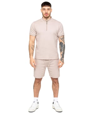 Upgrade je zomergarderobe met de Enzo heren T-shirt outfit set met textuur, ontworpen voor zowel stijl als comfort. Gemaakt van premium textuurstof, is deze set ideaal voor elke casual gelegenheid. Het T-shirt heeft korte mouwen, een reguliere pasvorm, een bomberhals en een kwart ritssluiting, met geribbelde mouwen afgewerkt in een textuur wafelpatroon voor extra verfijning. De bijpassende shorts hebben een elastische tailleband met verstelbaar trekkoord en handige zijzakken, allemaal gemaakt van dezelfde hoogwaardige textuurstof