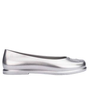 Unleash the inner fashionista with the Melissa Renovao + Marc Jacobs, a newcomer from the acclaimed collab with the celebrated designer. Inspired by ballet flats, it features a metallic finish, and is casual and extremely lightweight. Another highlight is a paint outlined PVC adornment. The style is perfect for any occasion