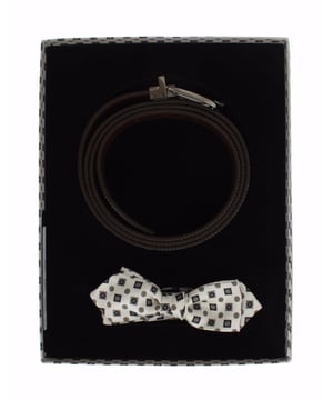 Impresionante conjunto de corbata de seda y cinturon de cuero con estampado barroco blanco para hombre de Dolce & Gabbana.
  El conjunto incluye un cinturon y una pajarita.
  Color blanco con estampado barroco multicolor.
  Pajarita de 100% seda cinturon.