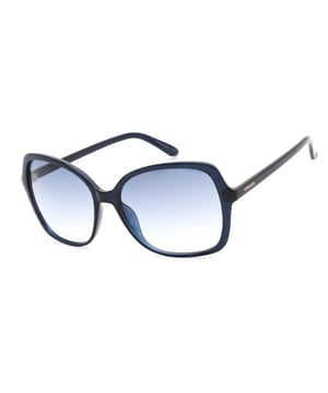 Die Calvin Klein Butterfly Womens Milky Navy Blue Gradient CK19561S Sonnenbrille hat einen wunderschönen schmetterlingsförmigen Rahmen aus leichtem Acetat. Der übergroße Rahmen ist superschick und verfügt über ein Calvin Klein Branding an den Bügeln.