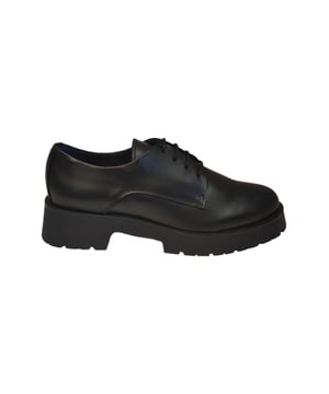 Mokassin-Schuh mit Schnürsenkelverschluss. Es hat eine bequeme Sohle und eine rutschfeste Anlage.