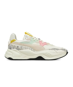 PUMA x MICHAEL LAU brengt het ontwerpproces tot leven - van de eerste ideeën tot de productie van het eindproduct. De RS-2K is geen vreemde op het gebied van heruitvinden. Het ontwrichtende, gelaagde ontwerp mengt invloeden uit het begin van de jaren 2000 met een futuristische esthetiek, met gekrabbelde graphics en speelse kleuren en teksten. Fantasie welkom.
DETAILS
-Volumineus RS silhouet
-Mesh bovenwerk met suède en leren overlays
-Volledige vetersluiting met semi-transparante oogstukken
-IMEVA tussenzool voor lichtgewicht demping
Golvend ontwerp tussenzool
-Rubberen buitenzool voor duurzame grip en tractie
-PUMA Formstrip overlay aan zijkanten
-TPU-bubble op hiel met Michael Lau-handtekening
-Webbing lussen op tong met "THX!" tekst