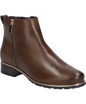 JOSEF SEIBEL präsentiert mit Stolz die Stiefelette Chiara 10 in der warmen Farbgebung cognac, eine Wahl, die Eleganz und Wärme in den kalten Monaten verspricht. Als Damenschuh konzipiert, vereint dieses Modell Tradition und modernen Tragekomfort. Gefertigt aus hochwertigem Nappa-Rindsleder und mit einem Innenfutter aus Textil, bietet Chiara 10 eine ideale Kombination aus Langlebigkeit und wohltuender Wärme. Die herausnehmbare Innensohle ermöglicht es, eigene orthopädische Einlagen zu verwenden, was individuellen Tragekomfort und Anpassungsfähigkeit garantiert. Die Sohle aus TR (Thermoplastischem Kautschuk) zeichnet sich durch ihre gute Rutschfestigkeit, lange Haltbarkeit und das geringere Gewicht im Vergleich zu Gummisohlen aus. Mit einem angenehmen Blockabsatz von 3 cm Höhe ist diese Stiefelette nicht nur bequem, sondern auch stilvoll für jegliche Freizeitaktivitäten im Outdoor-Bereich. Der Reißverschluss erleichtert das An- und Ausziehen, während die AGO-Fertigungsart – eine leichte und formbeständige Machart, bei der das Lederoberteil mit der Unterseite der Innensohle verklebt und anschließend die Laufsohle aufgeklebt wird – für eine innovative und langlebige Verarbeitung steht. Chiara 10 ist ein Symbol für modernen Tragegenuss, Perfektion in Passform und Funktion, und repräsentiert die Philosophie von JOSEF SEIBEL, hochwertige Materialien mit nachhaltiger Produktion zu vereinen. Dieser Schuh ist ein Paradebeispiel für Slow Fashion, das sich durch Vielseitigkeit auszeichnet und dabei den persönlichen Tragegenuss in den Vordergrund stellt.
