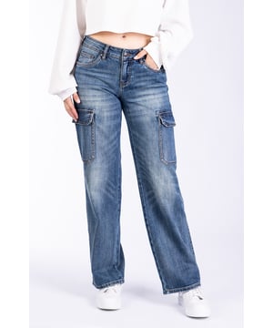 Trendige, gerade geschnittene Cargojeans mit mittelhohem Bund, Gürtelschlaufen, Knopf- und Reißverschluss, aufgesetzte Seitentaschen, angedeutete, paspelierte Gesäßtaschen.
