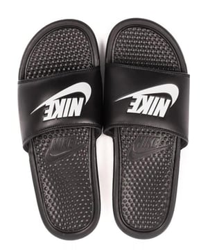 Nike Benassi Solar Soft Men's Slide haakt je vast met een opvallend fractal design op de voetband voor stijl en op de voetstap voor extra comfort. - - . Het zachte schuim van de tussenzool en de jersey voering bieden comfort zodat je kunt genieten van een ontspannen en eersteklas draagervaring.