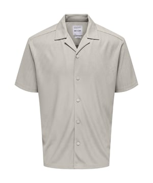 Dieses Kurzarmhemd für Herren überzeugt mit einer lockeren Passform und einem stilvollen Rippdesign, das für einen modernen Look sorgt. Der Resort-Kragen und die tonigen Ösenknöpfe unterstreichen den lässigen Charakter des Hemdes. Dank der überschnittenen Schultern und dem luftigen Schnitt bietet es maximalen Tragekomfort, ideal für entspannte Tage. Der tonig gehaltene Kragen und das gewebte Label im Inneren fügen dezente Details hinzu. Mit seiner Knopfleiste und dem weichen Material ist es ein vielseitiges Hemd, das sich perfekt für sommerliche Anlässe eignet.