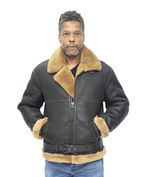 Die 1934 auf den Markt gebrachte B3 wurde so konzipiert, dass sie so warm und bequem wie möglich ist, und diese Jacke zeichnet sich in dieser Hinsicht aus. Diese Premium-Jacke ist aus doppelseitigem Schaffell höchster Qualität gefertigt und verfügt über einen durchgehenden YKK-Reißverschluss mit Lasche, der in unterschiedlichen Längen offen gelassen werden kann, um mehr oder weniger von unserem feinsten, dicken Schaffellfutter freizulegen, das in Ingwerfarben erscheint Diese Jacke. Wenn der Reißverschluss vollständig geschlossen ist, kann der Kragen aufgestellt und mit einer Schnalle befestigt werden, um zusätzlichen Schutz vor Wind zu bieten. Diese Jacke verfügt außerdem über einen auffälligen Taillengürtel und Reißverschlussbündchen, damit Sie die Passform und den Komfort erreichen, die zu Ihnen passen. • Hergestellt aus hochwertigem, doppelseitigem Schaffell. • Dickes Schaffellfutter ist die beste Wahl für Wärme und Komfort. • Verfügt über zwei schräge Taschen und einen verstellbaren Hüftgurt. • Ausgestattet mit einem durchgehenden YKK-Metallreißverschluss mit Lasche