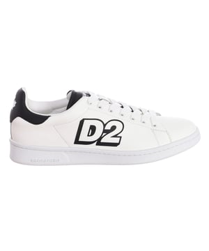 Zapatillas deportivas Dsquared2.
Zapatillas deportivas de altura baja, ideales para el día a día.
Tejido cómodo y transpirable.
Nombre de la marca grabado en un lateral y en la lengüeta.
Ajustable mediante cordones.
 Composición: Exterior: Piel; Interior: Piel y Téxtil; Suela: Sintético
 Cuidados:
No meter en lavadora.
Limpiar con un trapo húmedo.
No usar lejía.
No usar secadora.