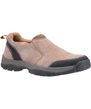 casual comfort heren vrijetijdsschoen van Cotswold Shoes, Boxwell is gemaakt van hoogwaardig nubuck leer en heeft een memory foam voetbed voor comfort tijdens die lange zomerse wandelingen. De achterste aantreklus en de dubbele elastische inzetstukken maken dit model gemakkelijk aan en uit te trekken.