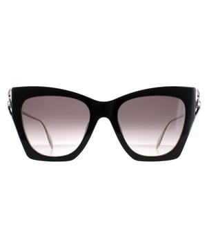 Las gafas de sol Alexander McQueen Cat Eye Ladies Black Silver Gray Gradient AM0375S son unas elegantes gafas estilo ojo de gato fabricadas en acetato ligero. El logotipo de Alexander McQueen está incrustado en las patillas delgadas para la autenticidad de la marca.