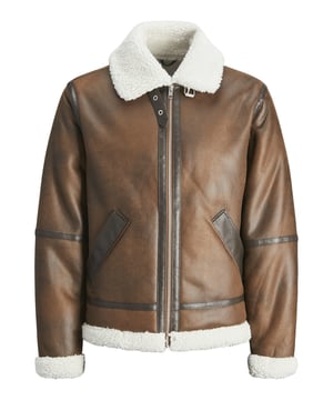 Dit stijlvolle pilotenjack van gevoerd imitatieleer combineert een matte afwerking met subtiele, glanzende accenten voor een moderne look. De zomen zijn gevoerd met warme teddyfleece voor extra comfort. De opstaande kraag met gesp geeft het jack een klassieke, authentieke pilotenstijl. Twee zijzakken bieden praktische opbergruimte, terwijl de rits over de hele lengte het jack winddicht maakt. Aan de binnenkant zit een geweven labelpatch als discreet merkdetail. Deze jas is perfect voor koude dagen en combineert functionaliteit met een tijdloos ontwerp.