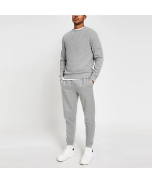 2-delige trainingspakset voor heren Volledig fleece joggingbroek met ronde hals en sweatertrui. Geborstelde fleece aan de binnenkant voor stijl en comfort. Gemaakt van hoogwaardig materiaal. Top met geribbelde manchetten en zoom met lange mouwen. Geribbeld enkelbroekje met 2 zijzakken en enkele achterzak. 52% katoen, 48% polyester. Mag in de wasmachine. Geschikt voor Casual & Jogging, Gym, Sportkleding.