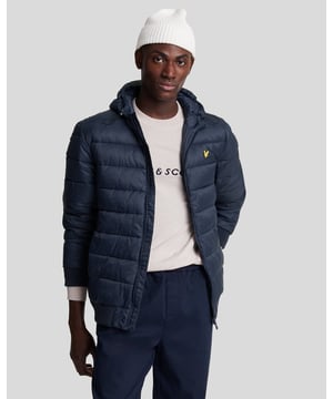 Blijf comfortabel en stijlvol met de Lyle & Scott Branded Navy Blue Jacket. Deze jas is gemaakt van 100% nylon, heeft een normale maat en is voorzien van het kenmerkende Lyle & Scott-merklogo op de borst. Een statement maken zag er nog nooit zo goed uit en voelde nog nooit zo goed!, Blauwe jas van Lyle & Scott, Gemaakt in China, 100% polyester, Merklogo op de borst, Normale pasvorm, Valt normaal qua maat, Merkbadge linksvoor op de borst, Marineblauwe jas