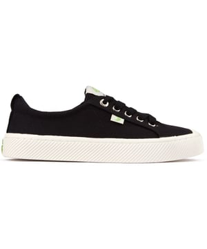 Trek deze Cariuma Oca Low-sneakers aan voor milieuvriendelijke stijl en comfort. Deze gymschoenen met veters zijn gemaakt van zacht canvas van biologisch katoen, een gedempte kurk en een binnenzool van biobased schuim voor casual comfort en een stevige rubberen zool voor grip. De glanzende zilveren oogjes voegen een vleugje glamour toe. Omarm dit modieuze, relaxte ontwerp met een goed geweten en verbeter je garderobe met deze skater-kicks van het merk.