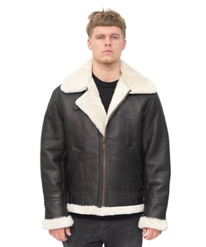 La chaqueta de aviador B3 es nuestra chaqueta de piel de oveja más popular y no es difícil ver por qué. Confeccionada con piel de oveja de doble cara, esta es una chaqueta de primera calidad que se mantiene fiel a sus raíces en la aviación británica y los enorgullece. La parte inferior de la chaqueta presenta el mejor forro de piel de oveja gruesa, que es famoso por ser el proveedor más confiable de calidez, comodidad suprema y protección contra el frío, lo que la convierte en la opción ideal para el invierno. El cuello con muescas se extiende ampliamente para una apariencia extravagante que muestra el forro de piel de oveja, que se presenta en crema o jengibre para este estilo. El cuello también se puede levantar y abrochar con una correa de hebilla ajustable para una protección adicional contra el frío si es necesario. • Confeccionada con piel de oveja de doble cara de alta calidad • El forro de piel de oveja gruesa no tiene paralelo en cuanto a brindar calidez y comodidad • Cuenta con dos bolsillos en ángulo y ajuste de correa en la cintura • Equipada con una cremallera YKK gruesa de longitud completa