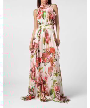 Färben Sie Ihre Nächte mit etwas Leichtem und Blumigem. Wir empfehlen Ihnen dieses lange Neckholderkleid aus Seidenchiffon in Nude-Optik. Erfahren Sie mehr.   Seidenchiffon mit Love Tattoo- und Blumendruck   Mieder mit Rüschenbesatz und offener Rückenpartie   Juwelenknöpfe am Neckholder   Tiefer Seitenschlitz   Unsichtbarer Reißverschluss in der hinteren Mitte   Gefüttert