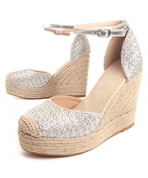 Esparto gras wedge voor dames. Comfortabele pasvorm. Gevoerde inlegzool. Antislip zool. Verstevigde stiksels. Gemaakt door andere merken voor ons merk. Benaderde afmetingen: 12 cm hak en 3 cm plateau.