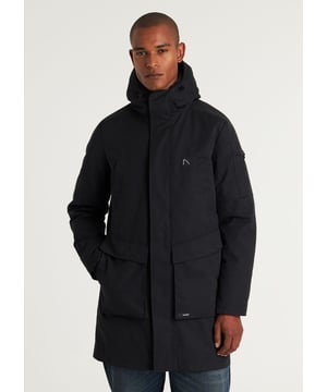 ModulAIR De Stellar Parka is onze 3-in-1 jas. Deze jas bestaat uit een parka buitenjas en een pufferjas aan de binnenkant. Deze zijn gemaakt om in elkaar te klikken waardoor je 1 jas draagt, ook kun je beide jassen uit elkaar klikken en los van elkaar dragen. Hierdoor heb je zowel een winterjas als een parka tussenjas en een puffer-style tussenjas.  Fit & materiaal De buitenjas is een lang model parka jas met een stevige, toch flexibele buiten laag. Deze jas is waterafstotend en winddicht. De binnenjas is een kort model tussenjas. De jas is volledig gemaakt van polyester wat deze jas erg licht maakt maar toch warmte vasthoudt.  Details De buitenjas heeft 6 zakken waaronder een binnenzak met ritssluiting, de steekzakken zijn voorzien van een drukknoopsluiting. Daarnaast heeft deze jas een verstelbare capuchon en een ritssluiting met daarover heen een knoopsluiting. Verder is de buitenjas voorzien van de kenmerkende CHASIN’ details. De binnenjas heeft een verstelbare capuchon en een elastieken cuff in de mouw. Daarnaast heeft de binnenjas een rits en 3 zakken waaronder 1 binnenzak met rits. De steekzakken zijn voorzien van een drukknoop. Verder is deze jas voorzien van kenmerkende CHASIN’ details.  Model draagt maat L en is 1.88 m. lang. Zijn tailleomvang meet 80 cm. en zijn borstomvang 102 cm.