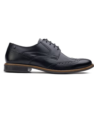 Zapatos negros Risco de Base London para hombre, confeccionados en piel y suela de goma. Presentan detalle brogue y marca Base London.