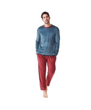 Pijama manga larga y pantalón largo J and J Brothers.
Color Azul-granate

Camiseta estampada con cuello redondo.
Textura aterciopelada y suave.
Pantalón liso largo con cinturilla elástica ajustable mediante cordón.
Bolsillos abiertos laterales.
Costuras vistas a tono.

Composición:  Camiseta: 95% Poliéster, 5% Elastano;  Pantalón: 95% Poliéster, 5% Elastano.

-Lavar a temperatura máx. 30º.
-No usar lejía.
-Planchar a temperatura máx. 110º.
-No admite lavado en seco.
-No permite  utilizar secadora.