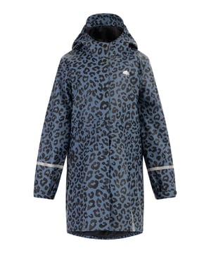 keine Füllung  Dieser Regenmantel von Schmuddelwedda Kids beweist, dass praktische Kleidung auch schon für die Kleinsten so richtig trendy sein kann. Der tolle blau-schwarze Leo-Print gibt dabei den Ton an, aber auch die Passform und die entzückenden Details setzen Akzente. Gefertigt ist der Mantel aus einem beschichteten Material, dass weder Wasser noch Wind durchlässt, kritische Nähte sind allesamt versiegelt. Eine durchgehende Druckknopfleiste bietet ebenso viel Schutz wie die lichtreflektierenden Streifen am Ärmel. Ein seidig-glänzendes Futter sorgt in der Innenseite für Tragekomfort. Doch damit nicht genug: die kleinen Falten auf der Vorderseite und die große Kellerfalte mit Schleife auf der Rückseite setzen modische Highlights. Verspielte Blümchendruckknöpfe und die lichtreflektierenden Logo-Prints runden den Look der Regenjacke gekonnt ab.  Regenmantel