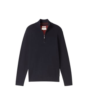 De gebreide herentrui van Tom Tailor biedt een stijlvolle en functionele look. Hij heeft een normale pasvorm, wat zorgt voor een comfortabele pasvorm, en wordt geleverd met een praktische troyer halve ritssluiting. De opstaande kraag biedt extra bescherming op koelere dagen, terwijl het gebreide materiaal warmte biedt en tegelijkertijd ademend is. De trui heeft lange mouwen en is gemaakt van hoogwaardige materialen die zowel comfortabel als duurzaam zijn. Hij is ideaal om elke dag te dragen en kan op verschillende manieren worden gecombineerd, met jeans of een elegantere broek. Dankzij het tijdloze ontwerp is deze gebreide trui niet alleen modieus maar ook functioneel en past hij perfect in elke mannengarderobe. Ideaal voor de overgang tussen de seizoenen of als knus laagje in koudere maanden.