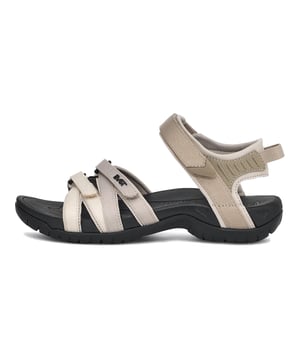 Beleef het avontuur in stijl en comfort in deze trekking sandalen voor dames. De verstelbare klittenbandsluitingen zorgen voor een pasvorm op maat en een stevige grip. Met een dempende EVA-tussenzool en geïntegreerde Shoc Pad bieden deze sandalen optimaal comfort bij elke stap. Het voorgevormde voetbed past zich aan je voet aan en biedt extra ondersteuning op ruw terrein. Een robuuste buitenzool zorgt voor stabiliteit en duurzaamheid. De subtiele labelbelettering rondt het ontwerp stijlvol af. Perfect voor buitenavonturen, wandelingen of dagelijks gebruik. Deze sandalen bieden de ideale combinatie van functionaliteit en modieus design.