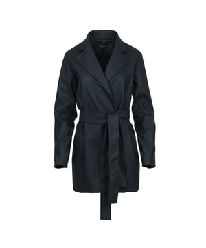 Diese schwarze, knopflose Jacke ist aus Lederimitat gefertigt. Sie hat lange Ärmel, einen Kragen und ein Revers. Sie hat einen 5,5 cm breiten Gürtel aus demselben Stoff. Das Kleidungsstück ist vollständig mit einem blauen Futter gefüttert. Diese Jacke hat eine lockere, gerade Silhouette.
